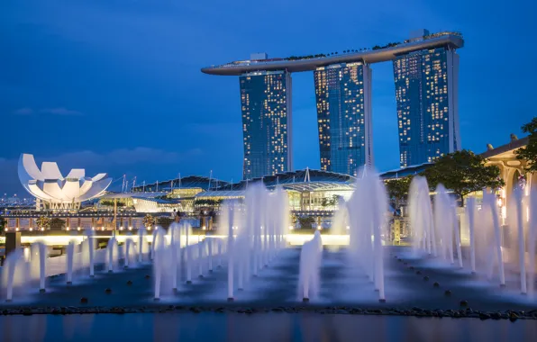 Картинка небо, ночь, lights, огни, небоскребы, подсветка, Сингапур, архитектура, синее, мегаполис, sky, фонтаны, blue, night, Singapore, …