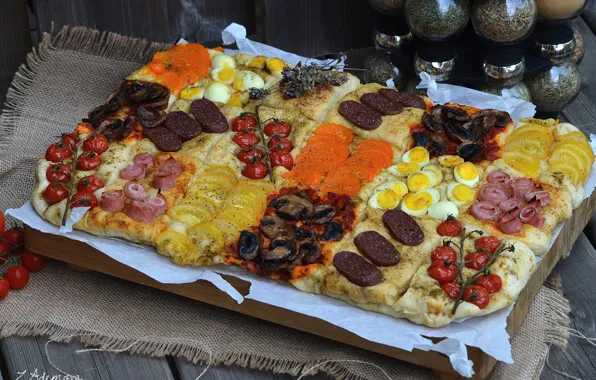 Яйца, помидоры, колбаса, выпечка, специи, ассорти, ветчина, фокача