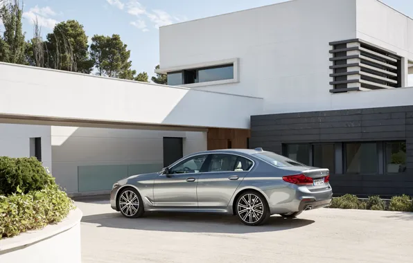 Картинка небо, дом, серый, растительность, BMW, стоянка, сзади, седан
