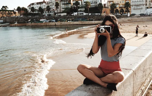 Картинка пляж, поза, актриса, фотоаппарат, сидит, фотографирует, Vanessa Hudgens, Ванесса Хадженс