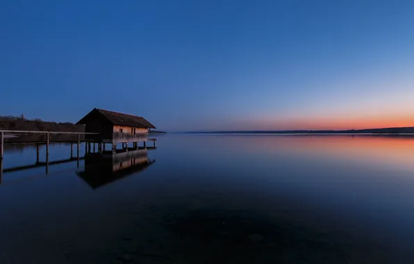Картинка озеро, вечер, зарево, лодочный домик