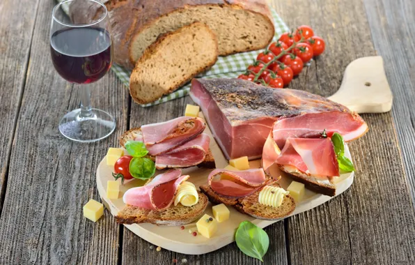 Вино, хлеб, мясо, помидор, закуска