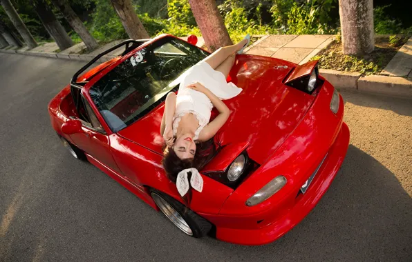 Девушки, азиатка, красивая девушка, красный авто, Mazda MX5, позирует на капоте машины