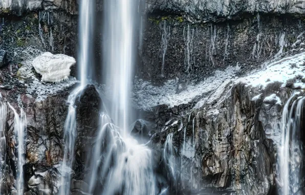 Зима, скала, водопад