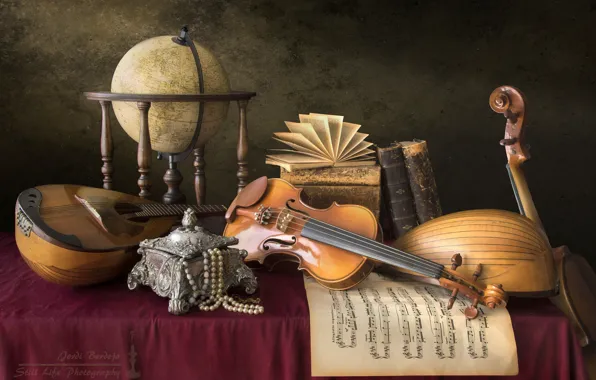 Ноты, скрипка, книги, ожерелье, шкатулка, натюрморт, глобус, мандолина
