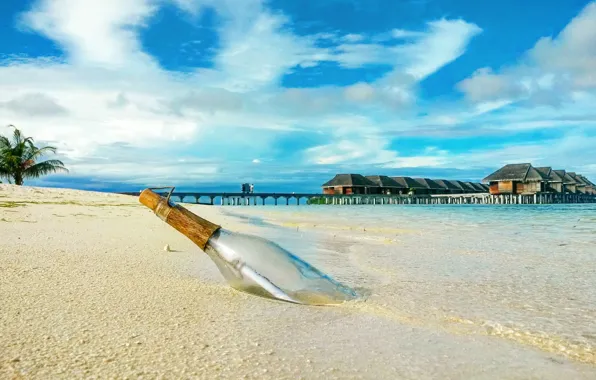 Картинка песок, пляж, небо, облака, остров, бутылка, бунгало, сообщение