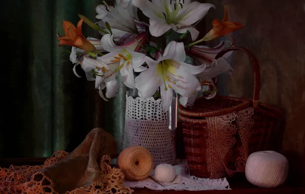 Картинка цветы, корзина, лилии, ваза, кружева, нитки, столик, клубки