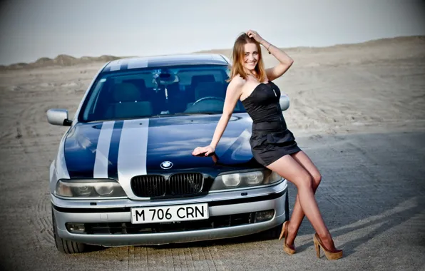 Картинка авто, взгляд, улыбка, пустыня, Девушки, BMW, красивая девушка
