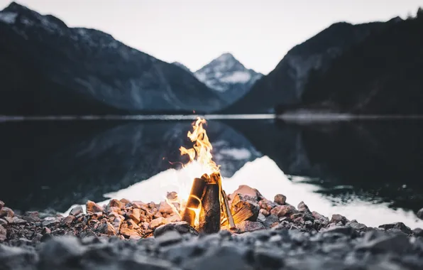 Картинка горы, озеро, камни, огонь, костер
