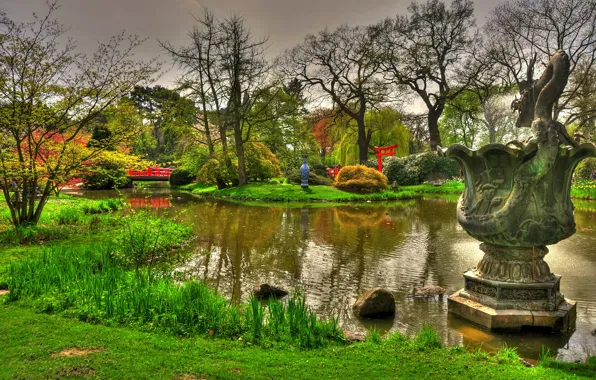 Картинка небо, трава, цветы, пруд, Германия, ваза, скульптура, мостик
