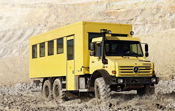 Картинка жёлтый, Mercedes-Benz, грязь, грузовик, фургон, 6x6, трёхосный, Unimog