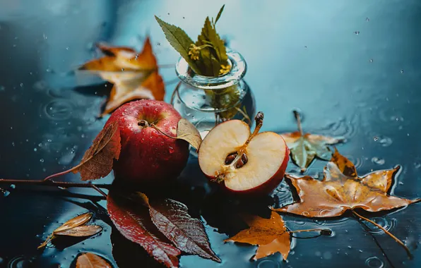 Осень, листья, капли, яблоки