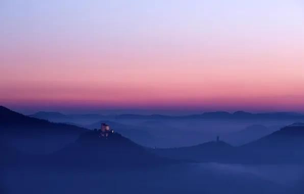 Картинка туман, замок, крепость, холмы.утро