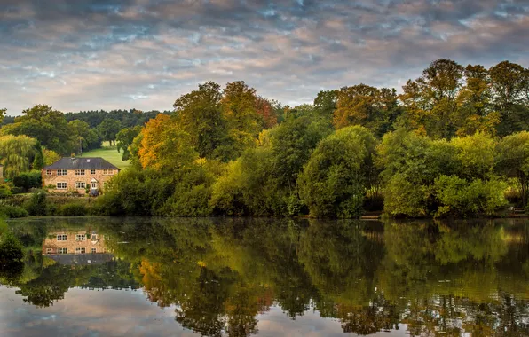 Картинка осень, вода, облака, деревья, дом, отражение, река, берег