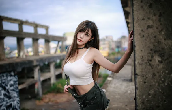 Картинка секси, поза, фон, шорты, макияж, майка, прическа, шатенка