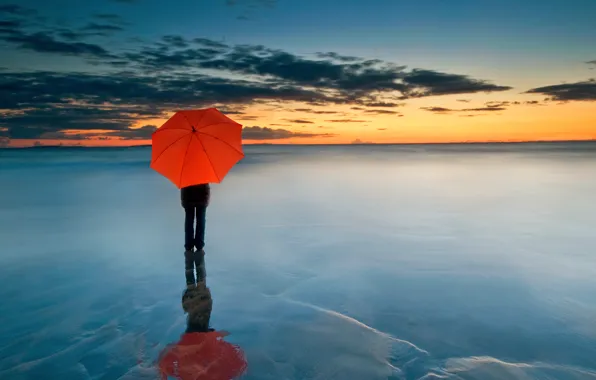 Облака, закат, человек, зонт, горизонт, красный зонтик, замерзшее море