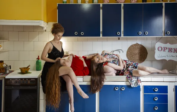 Картинка девушки, кухня, лежат