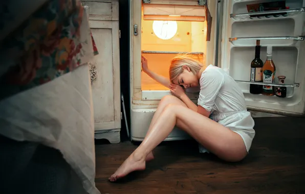 Картинка девушка, холодильник, ножки, Андрей Васильев, Виктория Соколова