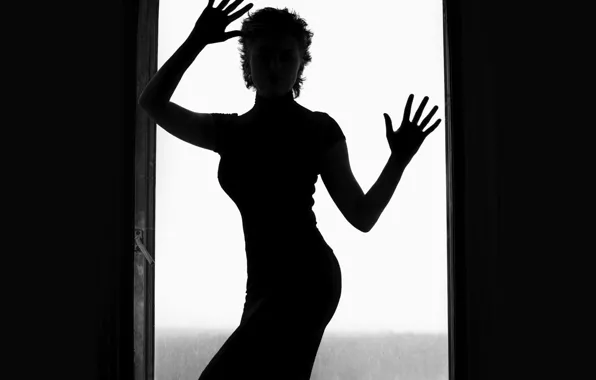 Женщина, черно-белое, стеклянная дверь