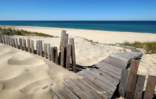 Картинка пляж, деревяный забор, и синий океан