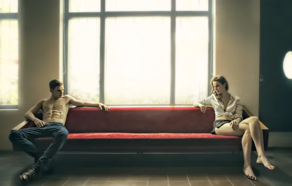 Картинка девушка, диван, парень