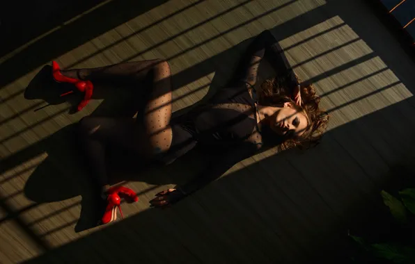 Картинка девушка, поза, макияж, тени, колготки, ножки, на полу, красные туфли