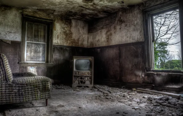 Кресло, телевизор, окно