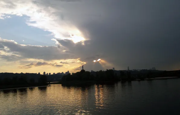 Река Днепр, сквозь облака, свет солнца