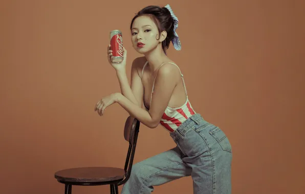 Картинка взгляд, девушка, поза, фон, джинсы, стул, азиатка, Кока-кола