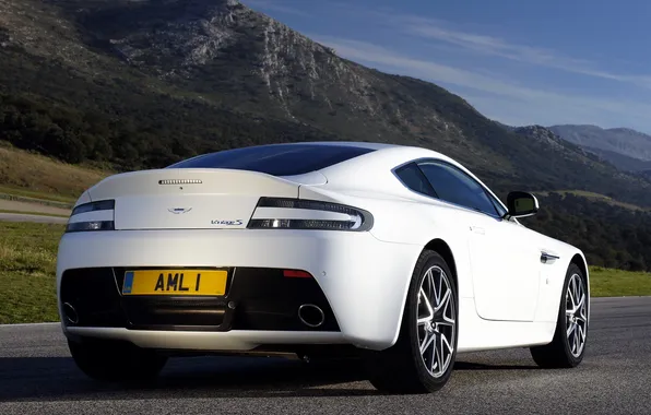 Картинка белый, Aston Martin, астон мартин, задок, Vantage S