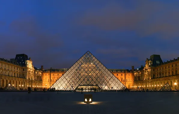 Париж, пирамида, лувр