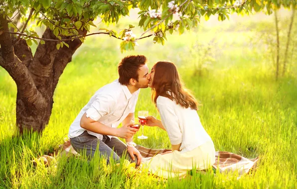 Картинка девушка, солнце, счастье, вино, поцелуй, мужчина, влюбленные, на траве