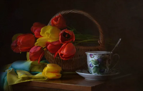 Картинка цветы, стол, корзина, весна, чашка, тюльпаны, посуда, натюрморт