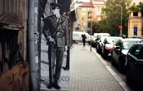 Картинка город, фото, улица, солдат, автомат, военный, Болгария, Sofia
