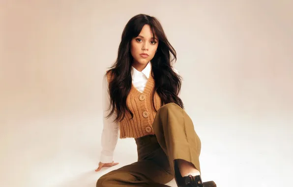 Взгляд, макияж, фигура, актриса, поза сидит, Jenna Ortega, Дженна Ортега