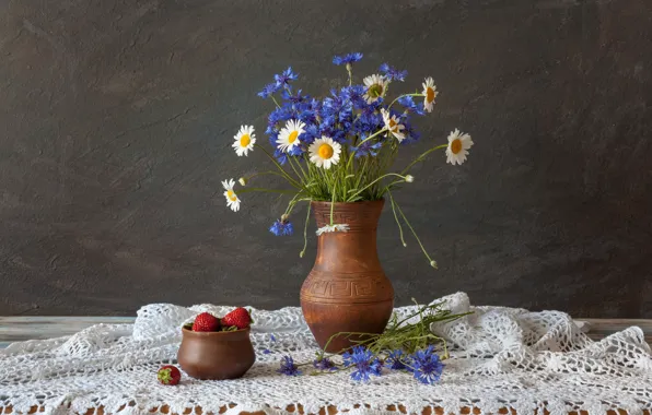 Картинка цветы, ромашки, натюрморт, васильки, клубниика