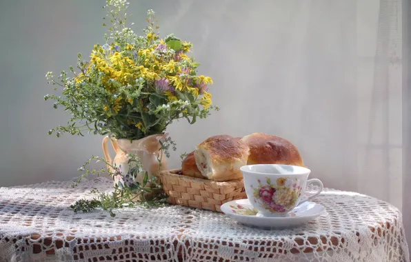 Букет, чашка, булочки