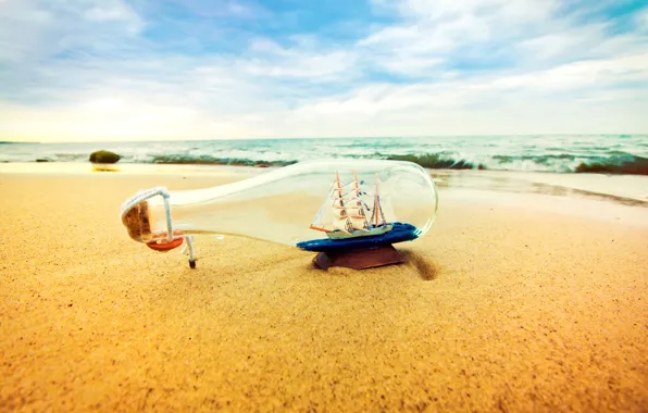 Картинка песок, море, волны, пляж, лето, небо, берег, бутылка