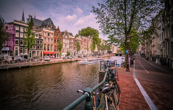 Картинка дорога, машины, город, река, дома, Амстердам, канал, Нидерланды