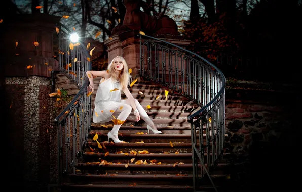 Девушка, свет, деревья, ветки, волосы, губы, белое платье, лестницы листья