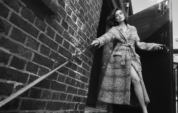 Девушка, поза, здание, актриса, черно-белое, Keira Knightley, пальто