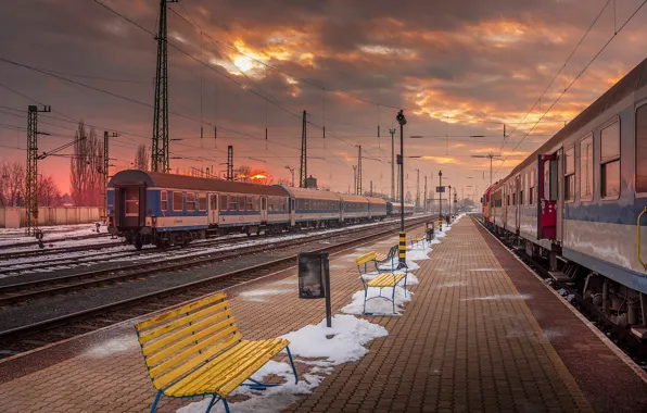 Вокзал, вечер, перрон, электрички