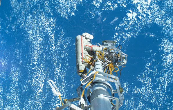 Облака, река, Космос, Российский космонавт, поверхность Земли, скафандр Орлан МК