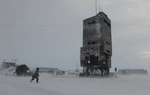 Небо, снег, человек, идёт, пасмурная погода, заброшенная постройка