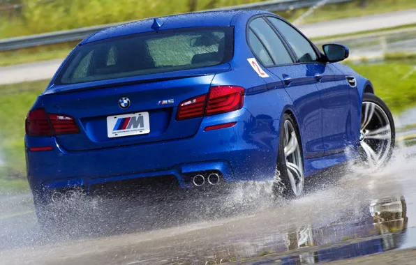 Брызги, BMW, занос, воды, управляемый
