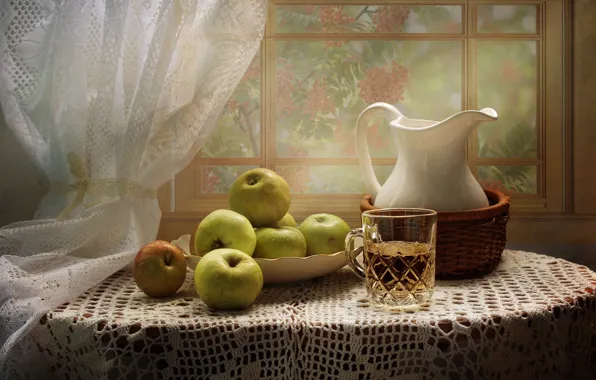 Картинка стол, яблоки, окно, сок, тарелка, кружка, кувшин, натюрморт