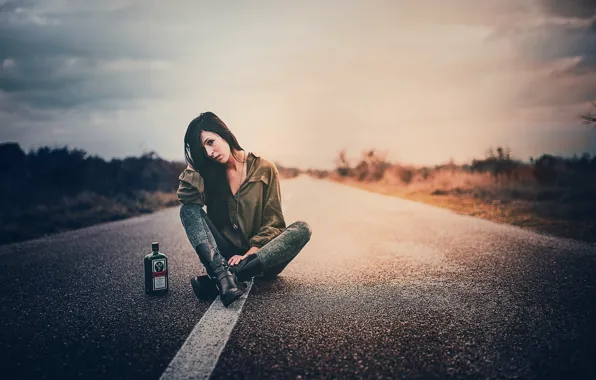 Картинка дорога, девушка, бутылка