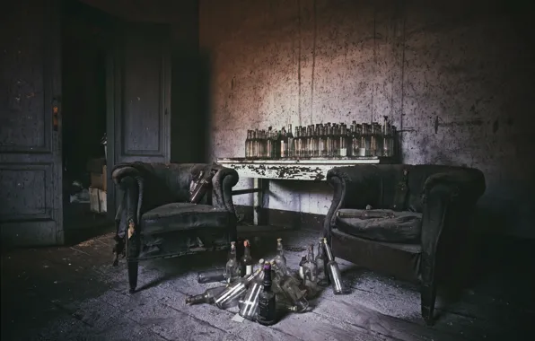 Картинка комната, кресла, бутылки
