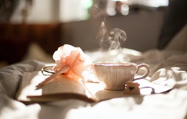 Дым, чашка, книга, Постель