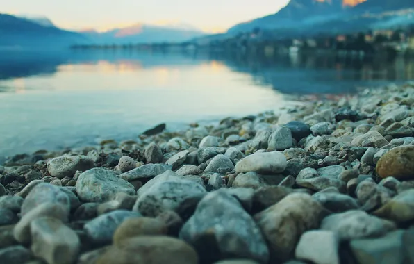 Вода, камни, много